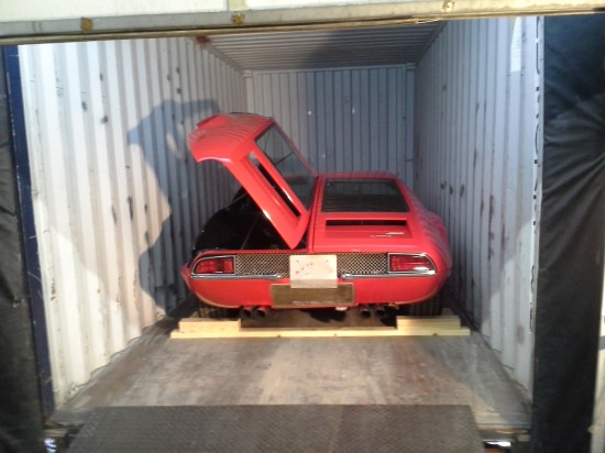 De Tomaso Mangusta being shipped